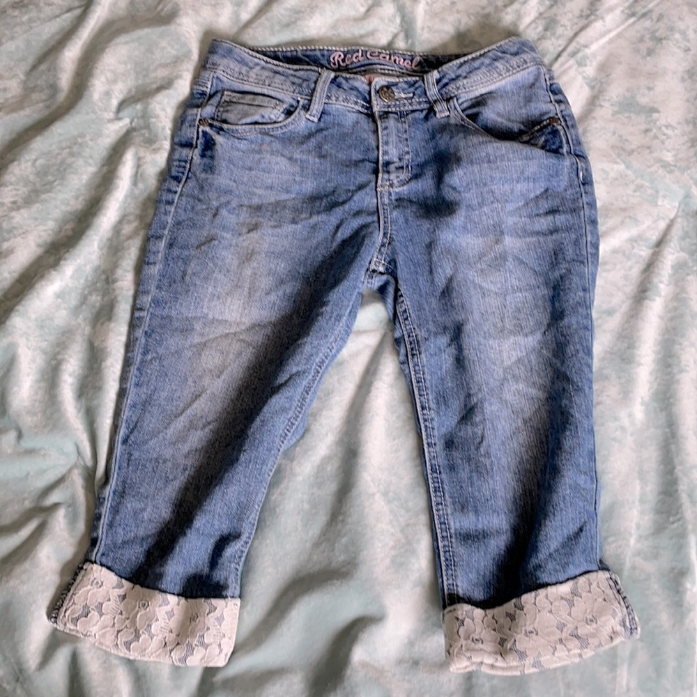 Mid length jeans with lace at the bottom